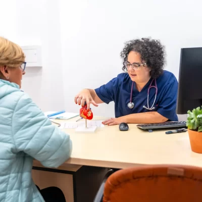 cardiologist-and-woman-talking-in-the-clinic